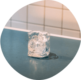 グラスに氷を入れる