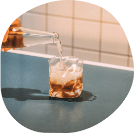 炭酸水を5割注ぐ